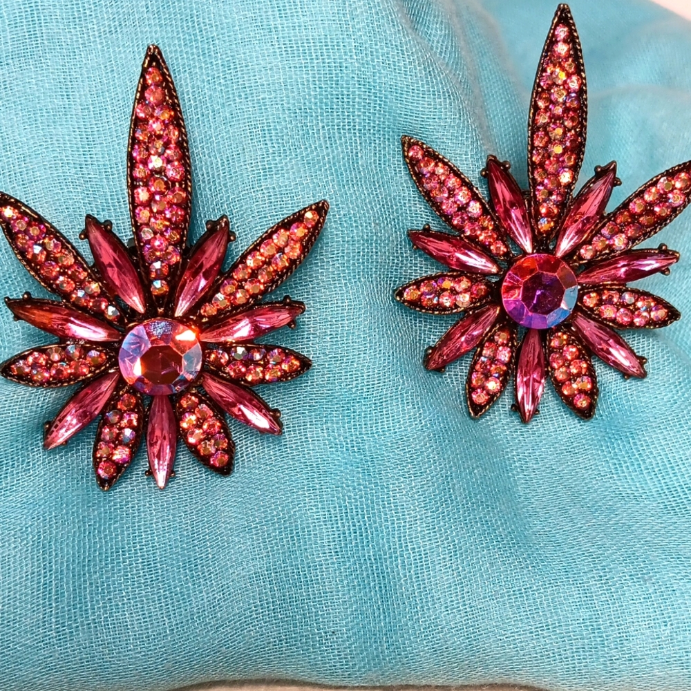 3-10-11 Thelma Deutsch vintage clip on earrings great condition